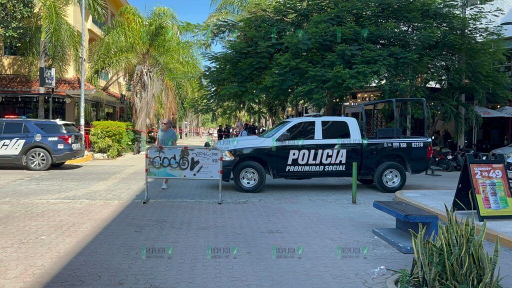 Balean a dos vendedores de artesanías en la Quinta Avenida de Playa del Carmen