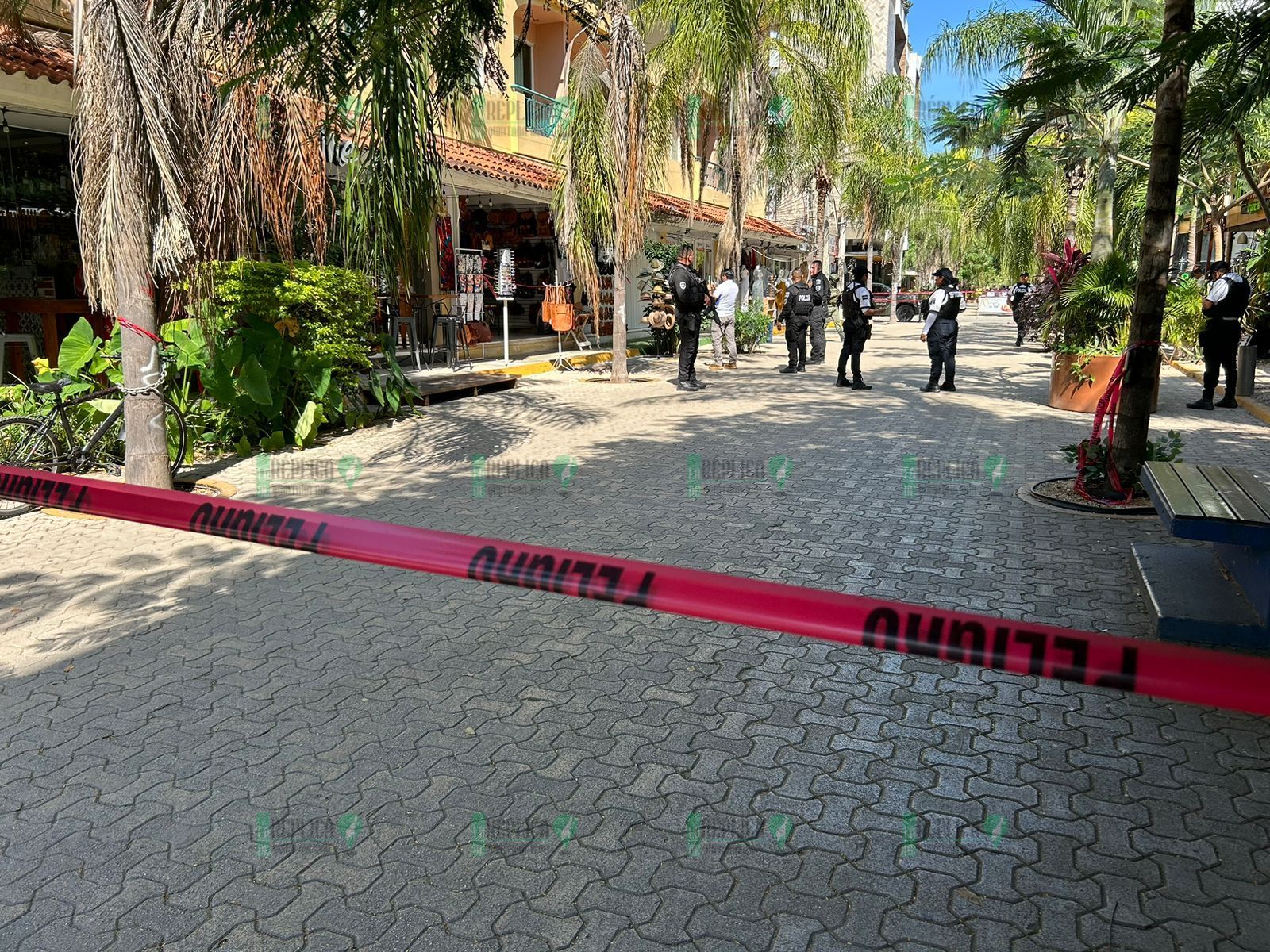 Balean a dos vendedores de artesanías en la Quinta Avenida de Playa del Carmen