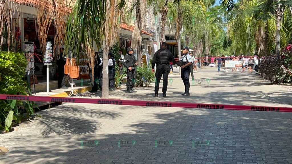 Balean a dos vendedores de artesanías en la Quinta Avenida de Playa del Carmen