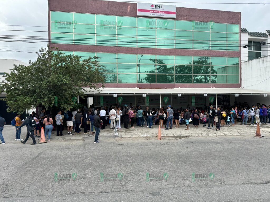 Largas filas en los módulos del INE en Cancún en el último día para tramitar la credencial para votar