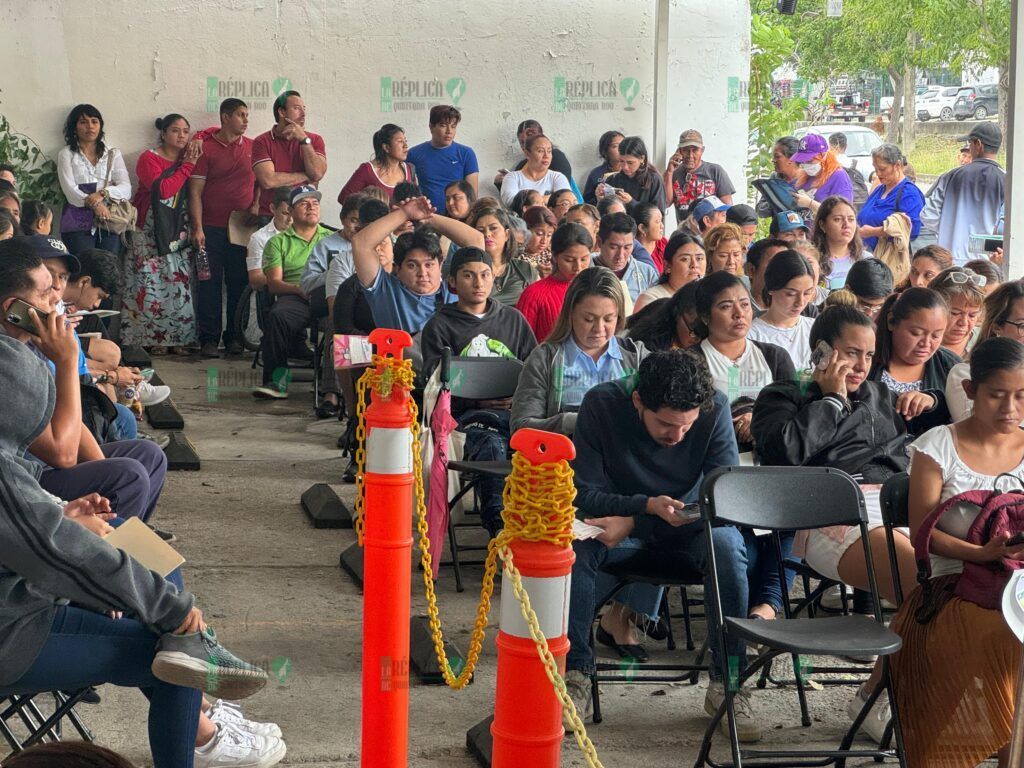 Largas filas en los módulos del INE en Cancún en el último día para tramitar la credencial para votar