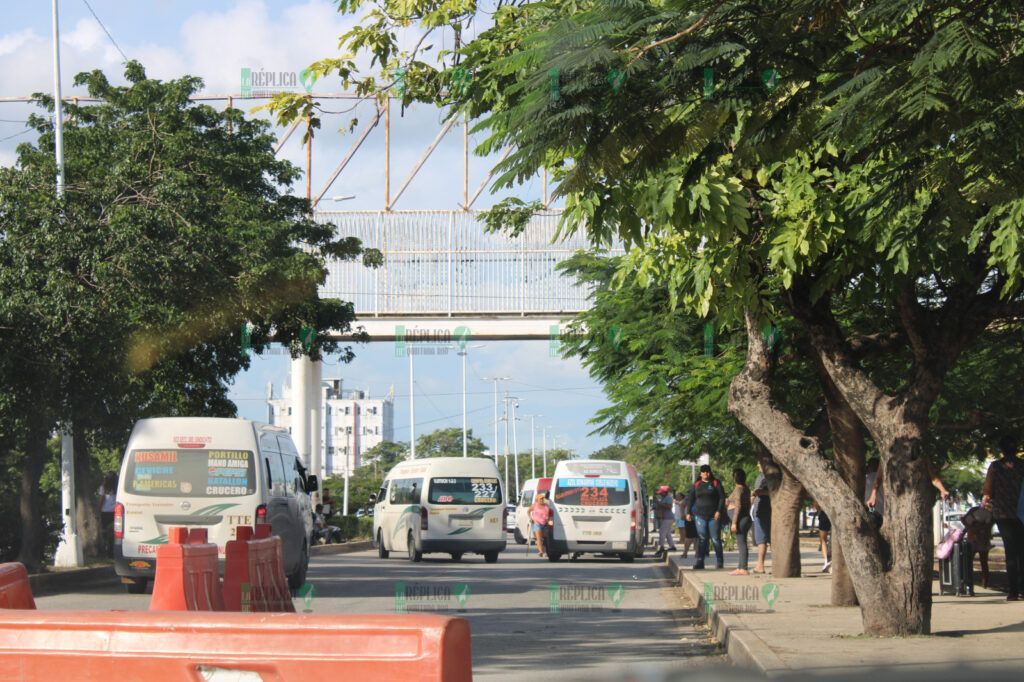 De "adorno", puente peatonal de la avenida Tulum