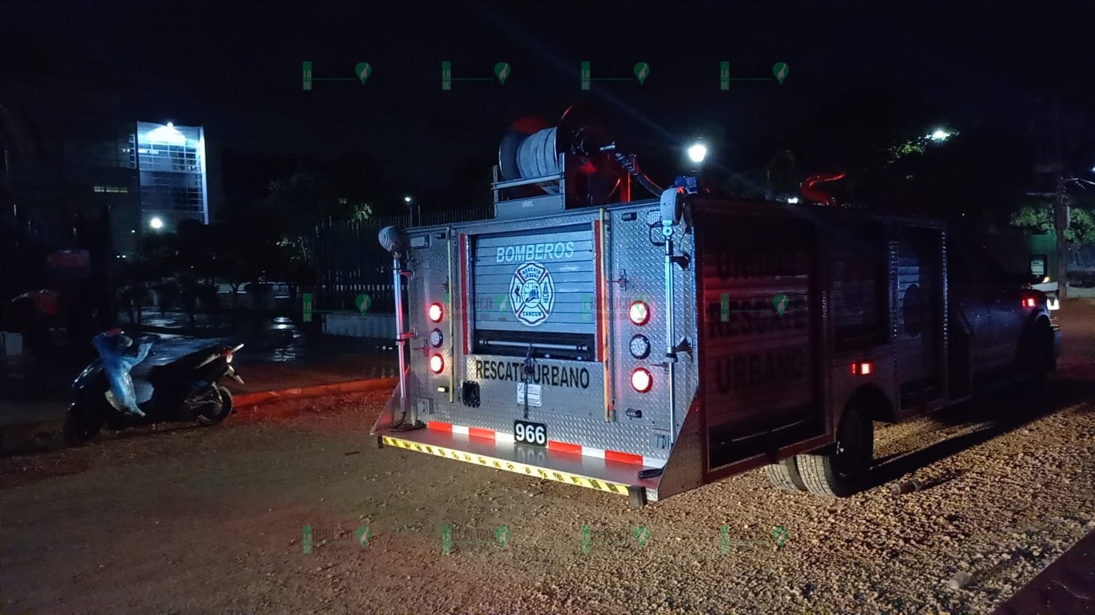 Rescatan a trabajador atorado en elevador de hospital del IMSS en Cancún