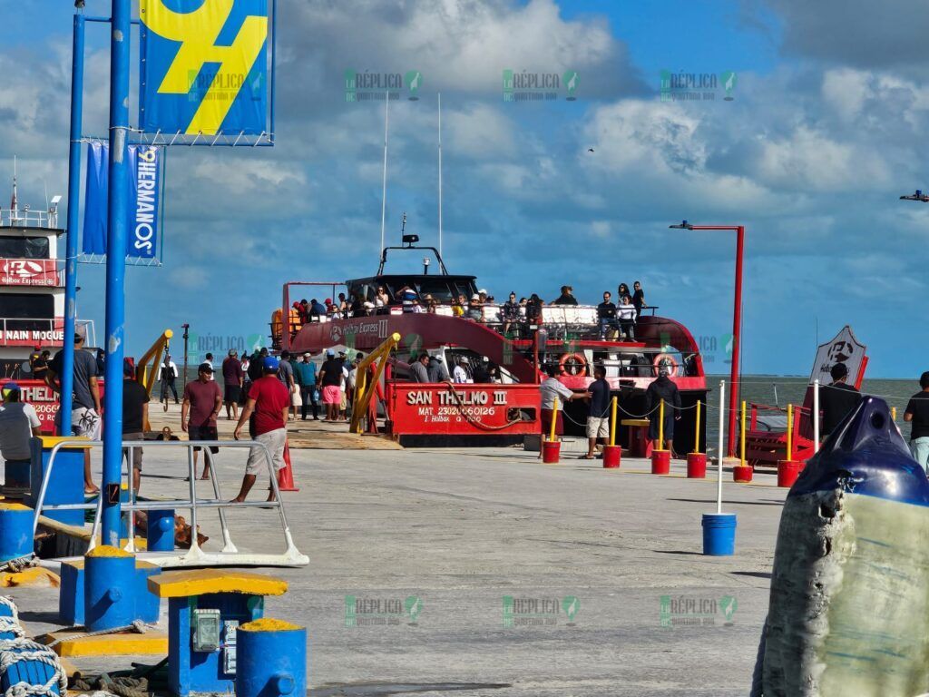 Se manifiestan "lancheros" en Chiquilá contra navieras; impiden cruce hacia Holbox