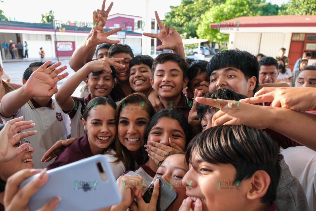 Cumple Mara Lezama con domo a estudiantes de la secundaria técnica No. 31 en Cancún