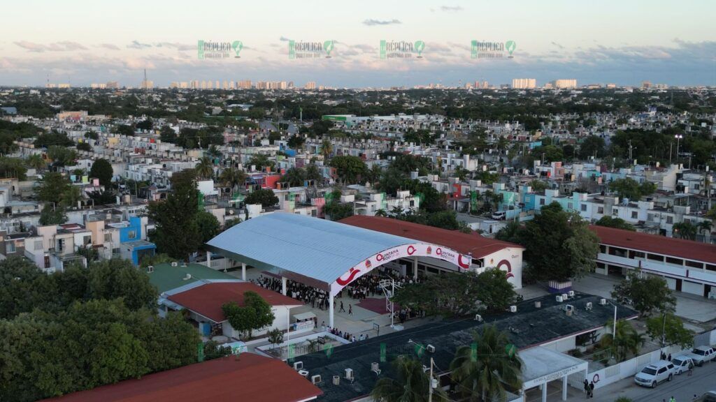 Cumple Mara Lezama con domo a estudiantes de la secundaria técnica No. 31 en Cancún