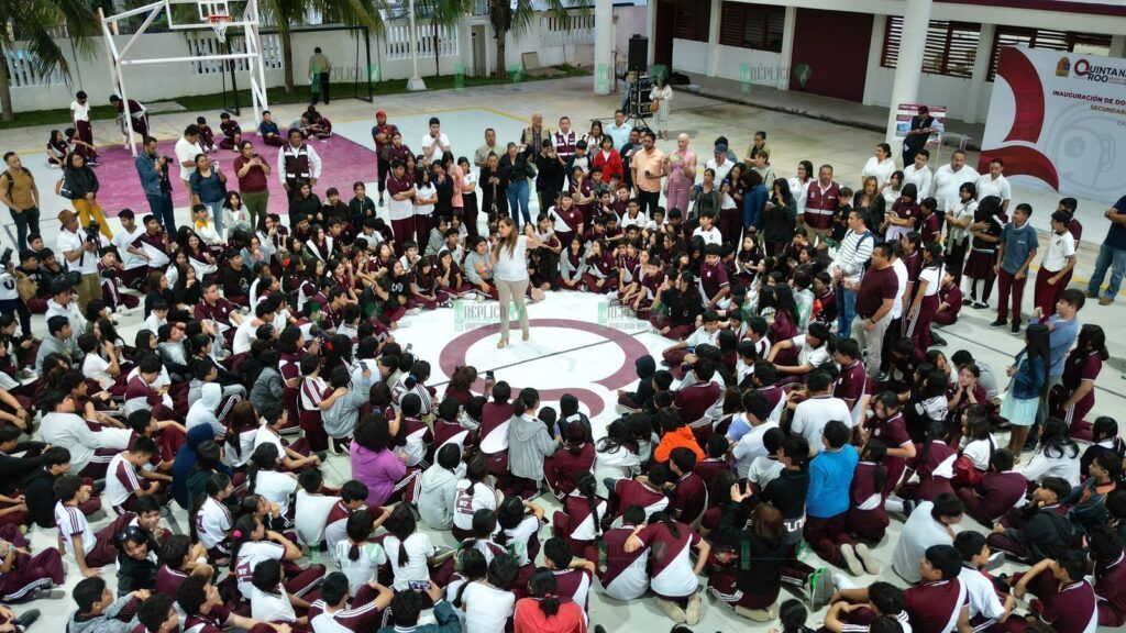 Cumple Mara Lezama con domo a estudiantes de la secundaria técnica No. 31 en Cancún