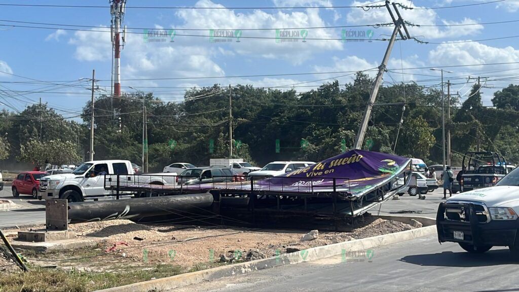 Tiran fuertes vientos un espectacular en la avenida 'Ruta 5' de Cancún; hay un poste dañado