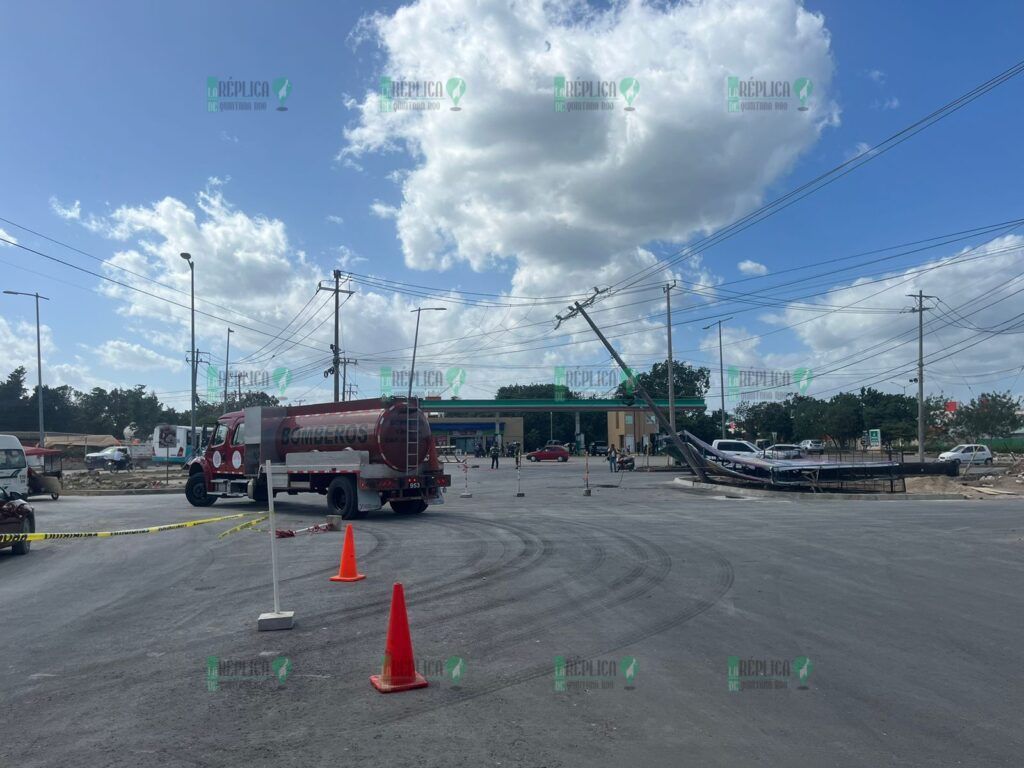 Tiran fuertes vientos un espectacular en la avenida 'Ruta 5' de Cancún; hay un poste dañado