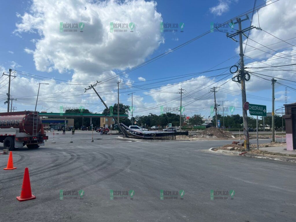 Tiran fuertes vientos un espectacular en la avenida 'Ruta 5' de Cancún; hay un poste dañado