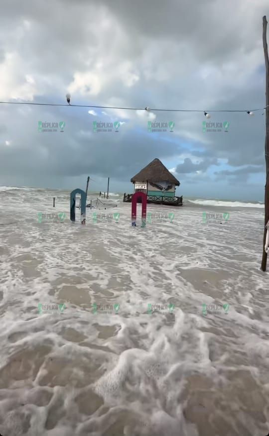 Amanece Holbox con daños y mar desbordado