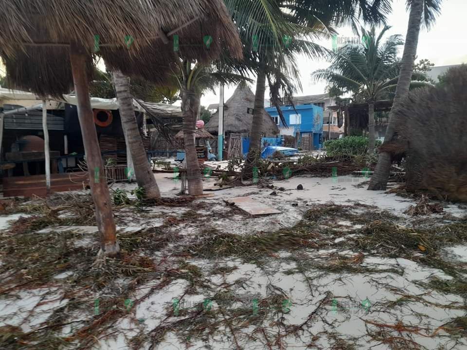 Amanece Holbox con daños y mar desbordado