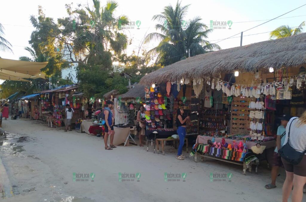 Comienza a normalizarse actividad turística de Holbox, tras paso del Frente Frío No. 32