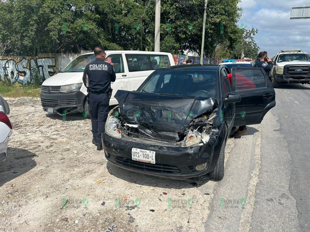 Carambola de siete autos en puente de Playa del Carmen