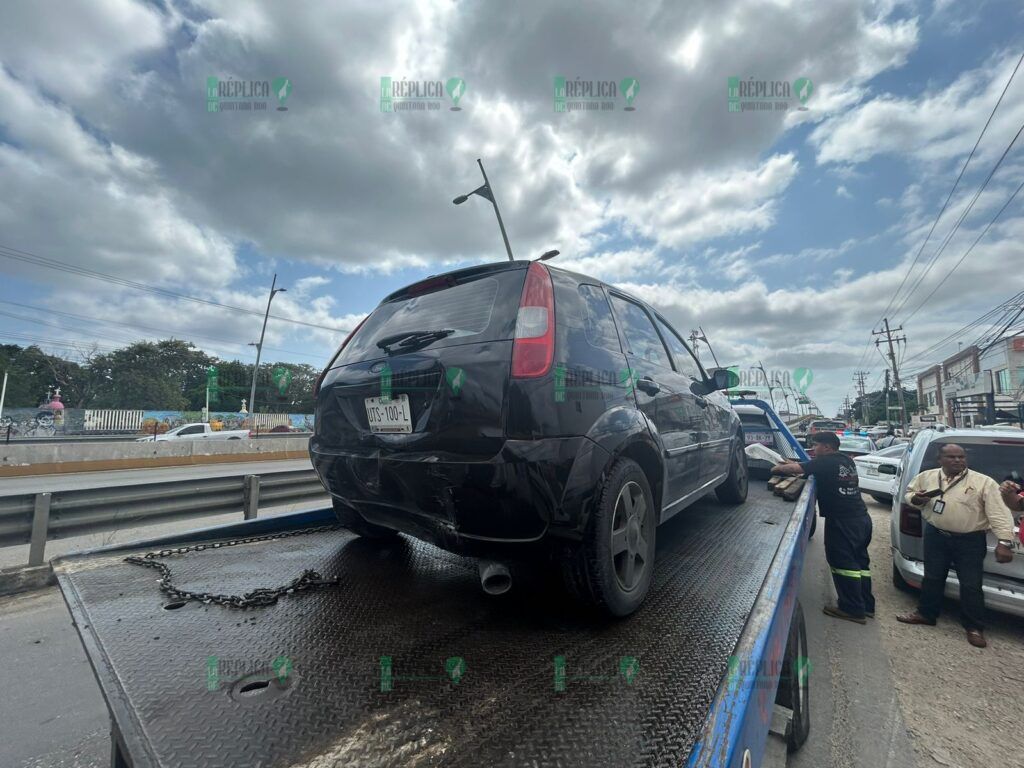 Carambola de siete autos en puente de Playa del Carmen