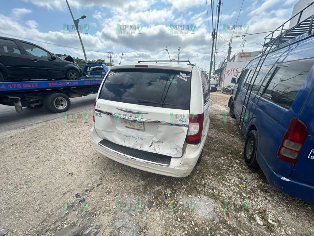 Carambola de siete autos en puente de Playa del Carmen