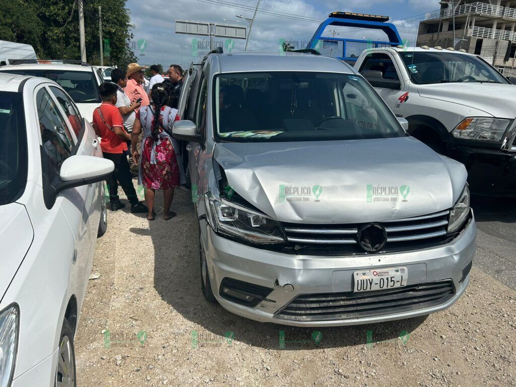 Carambola de siete autos en puente de Playa del Carmen