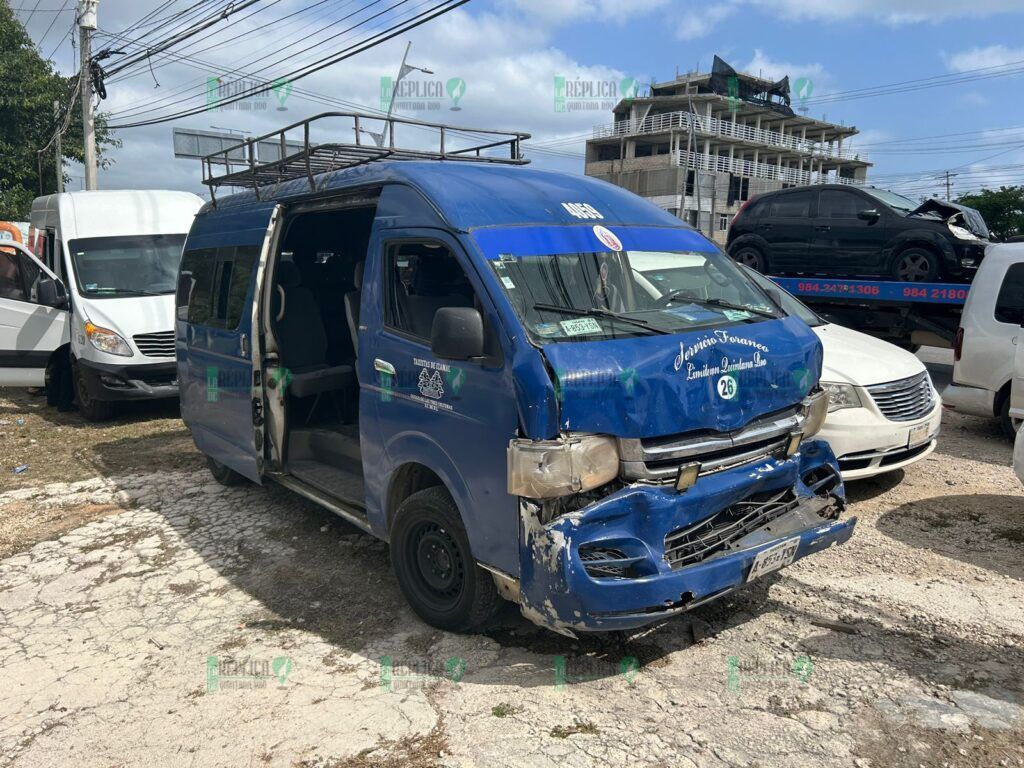 Carambola de siete autos en puente de Playa del Carmen