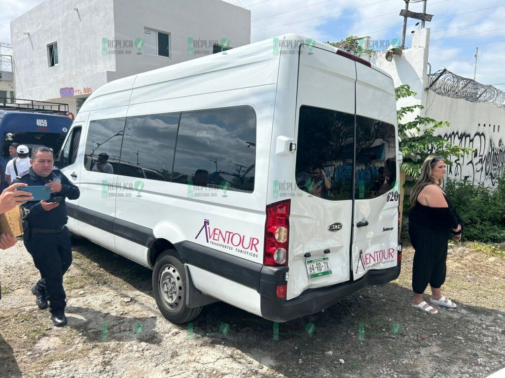 Carambola de siete autos en puente de Playa del Carmen