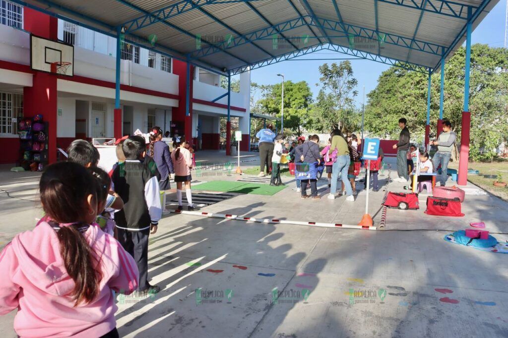 Estudiantes de Puerto Morelos aprenden medidas de seguridad como transeúntes y usuarios del transporte público