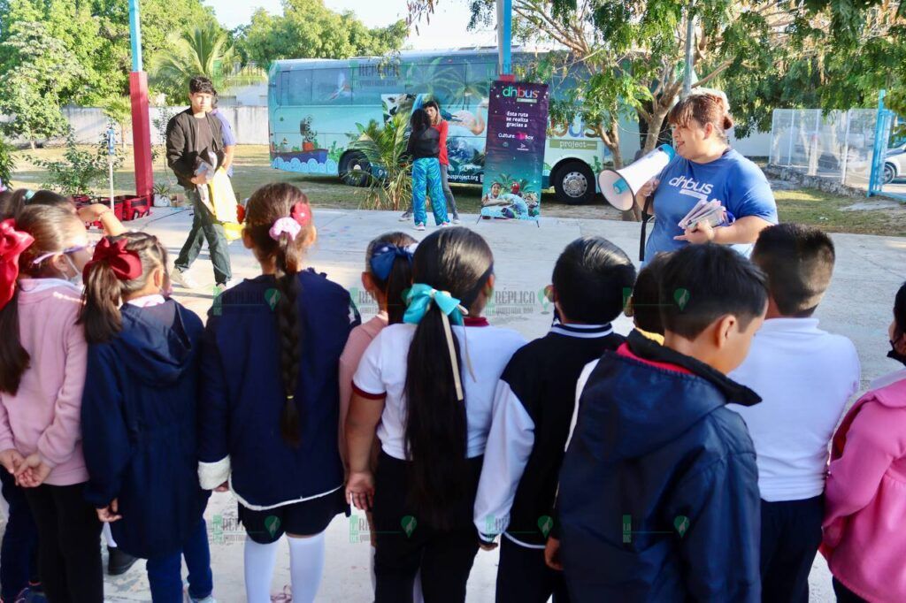 Estudiantes de Puerto Morelos aprenden medidas de seguridad como transeúntes y usuarios del transporte público