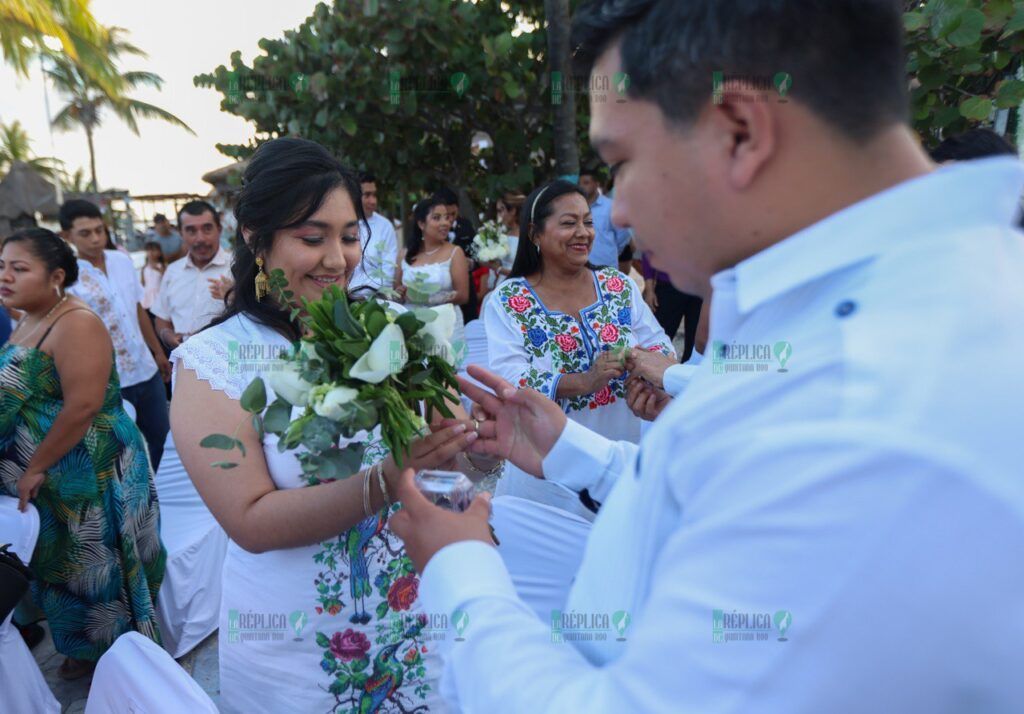 Contraen matrimonio 20 parejas de Puerto Morelos durante las Bodas Colectivas 2024