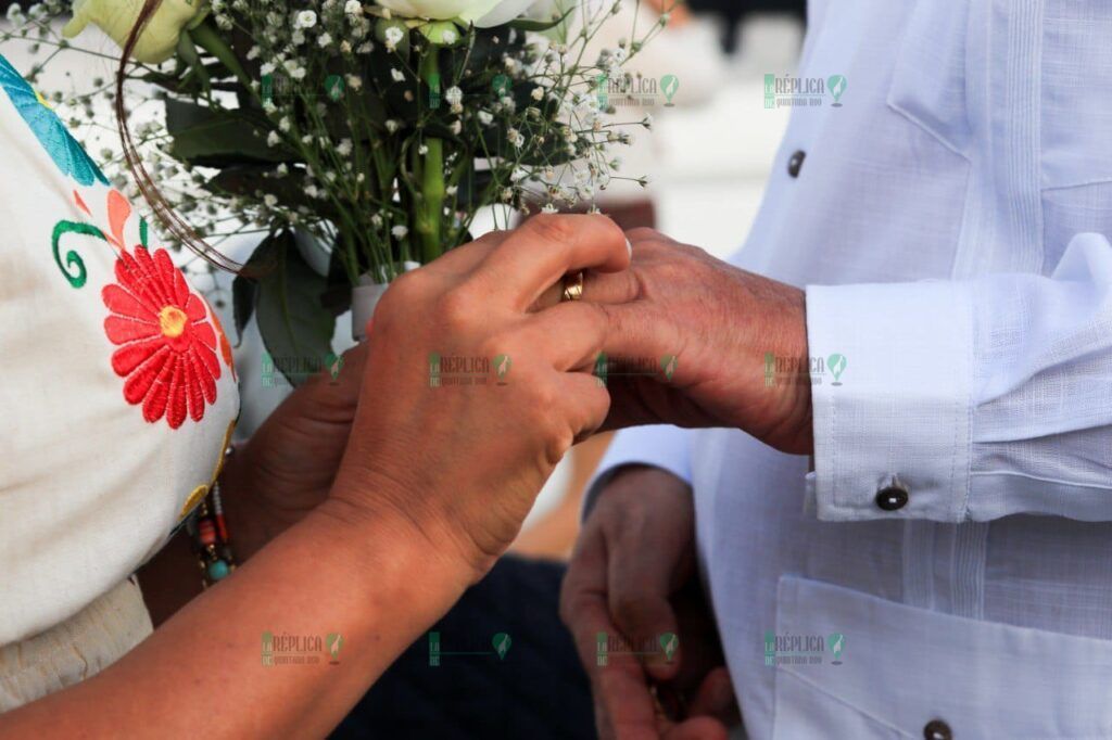 Formalizan su unión 302 parejas en bodas colectivas