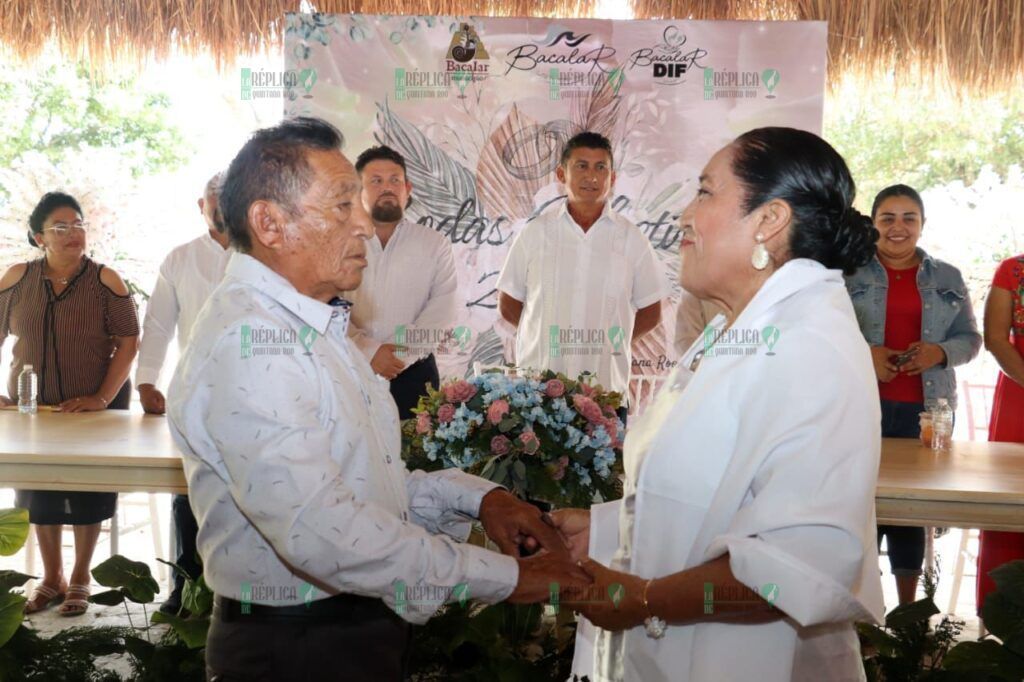 Parejas consuman sus lazos de amor en las Bodas Colectivas de Bacalar 2024