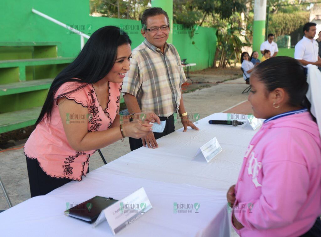 Gobierno de Puerto Morelos entrega becas escolares a estudiantes de Leona Vicario