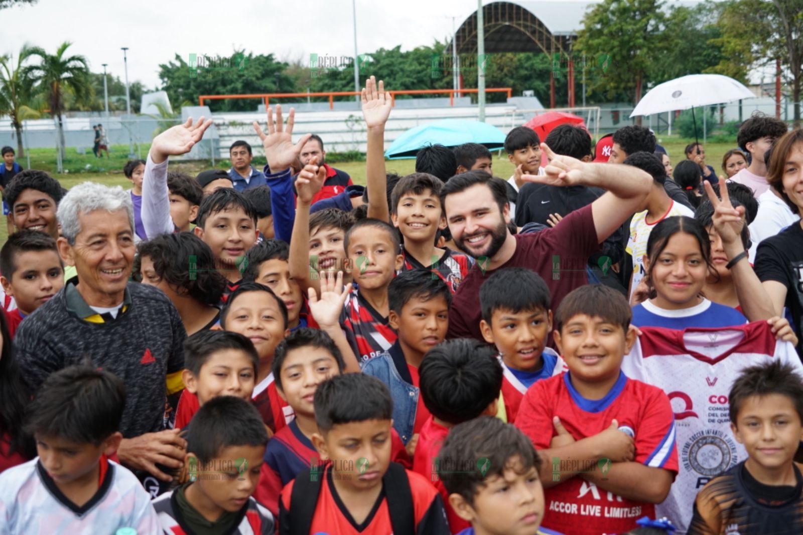 CODEQ fortalece al deporte popular con uniformes a equipos infantiles y juveniles de futbol