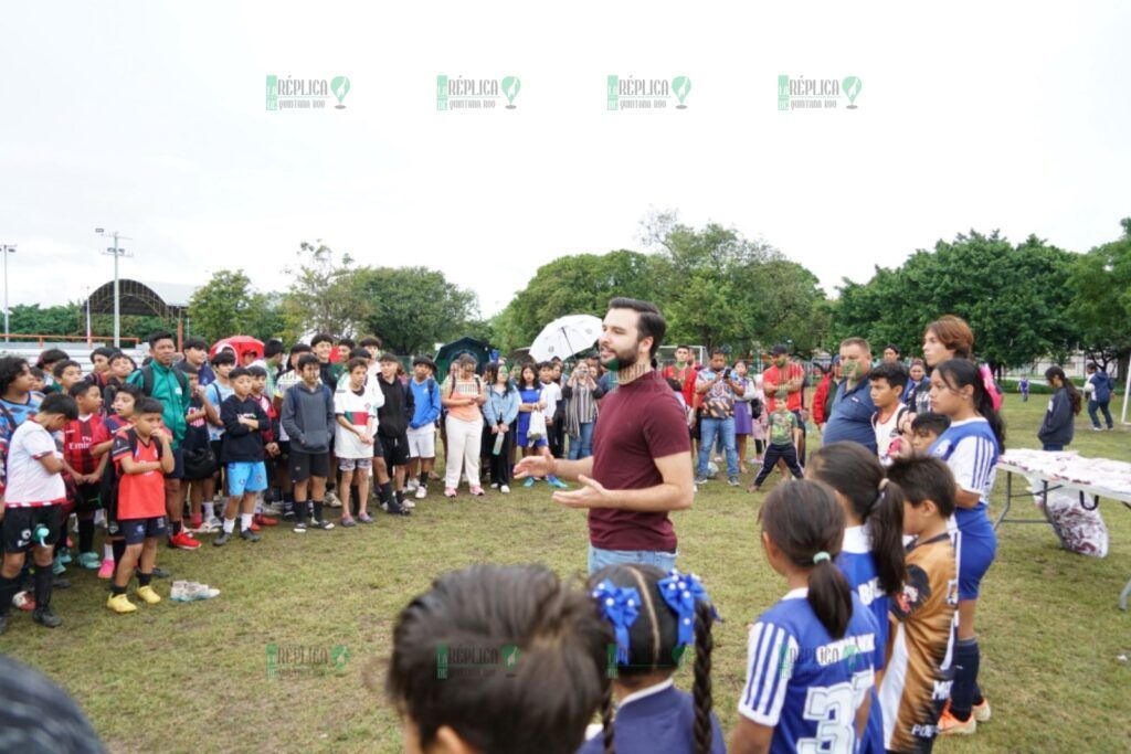 CODEQ fortalece al deporte popular con uniformes a equipos infantiles y juveniles de futbol