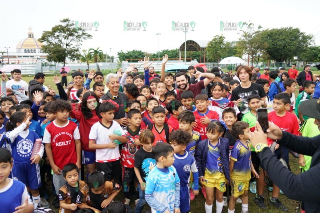 CODEQ fortalece al deporte popular con uniformes a equipos infantiles y juveniles de futbol