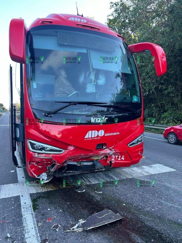 Choca auto contra autobús de ADO que se dirigía al Aeropuerto de Tulum; hay al menos tres muertos y un herido