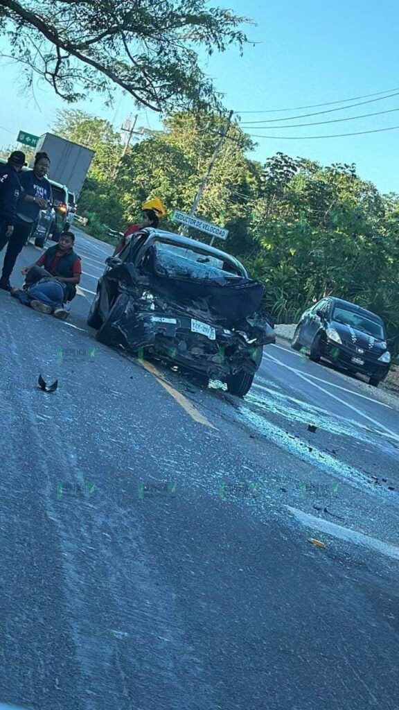 Choca auto contra autobús de ADO que se dirigía al Aeropuerto de Tulum; hay al menos tres muertos y un herido