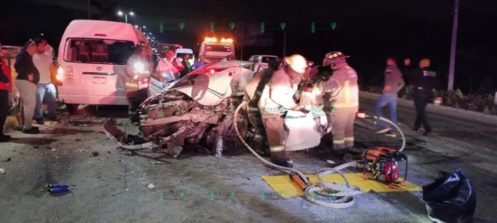 Choca taxista contra camioneta estacionada en carretera Puerto Morelos-Cancún; hay dos lesionados