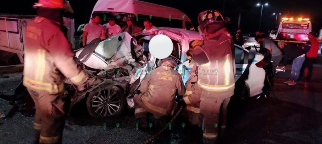 Choca taxista contra camioneta estacionada en carretera Puerto Morelos-Cancún; hay dos lesionados