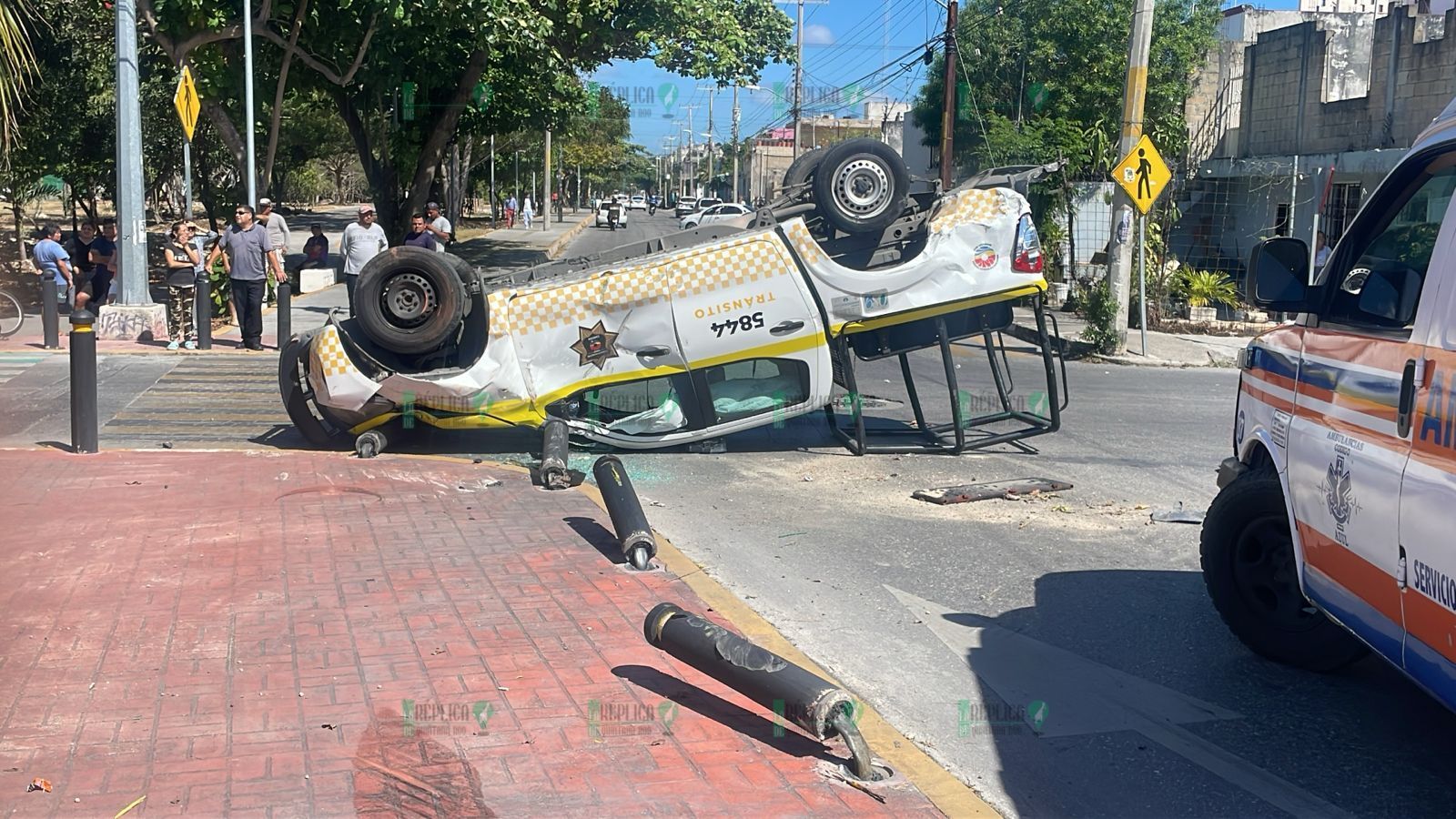 Choca un auto contra una patrulla de la Dirección de Tránsito en Cancún