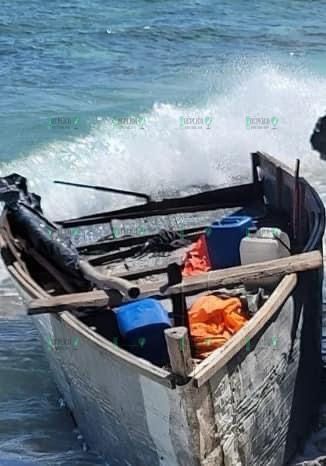 Atraca barca hechiza en costas de Isla Mujeres; cubanos a bordo escapan del lugar