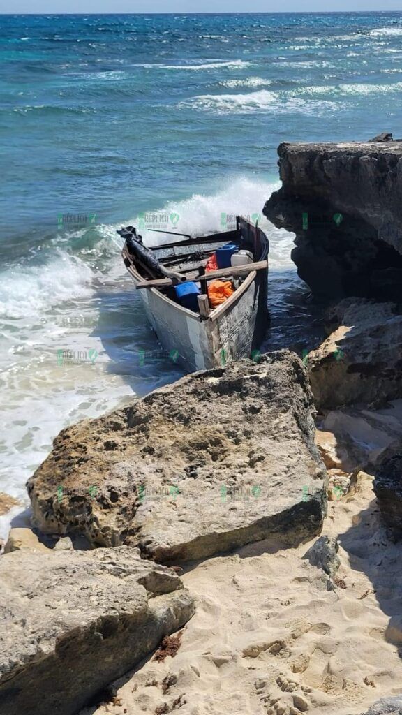 Atraca barca hechiza en costas de Isla Mujeres; cubanos a bordo escapan del lugar