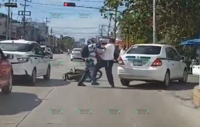 Graban a taxista en pelea a golpes con motociclista en el centro de Cancún