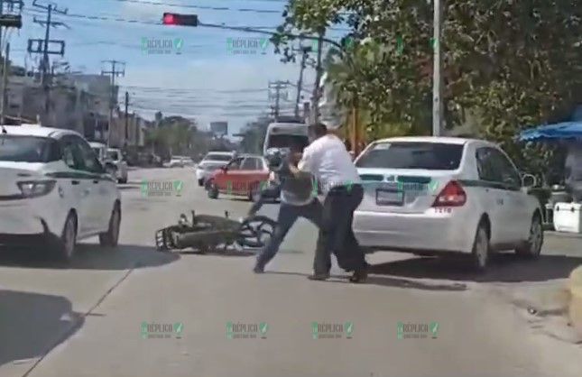 Graban a taxista en pelea a golpes con motociclista en el centro de Cancún