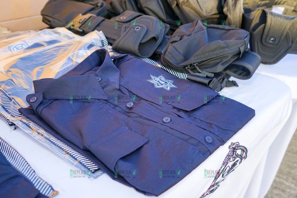 Una vez más en Solidaridad dignifican a policías con uniformes nuevos