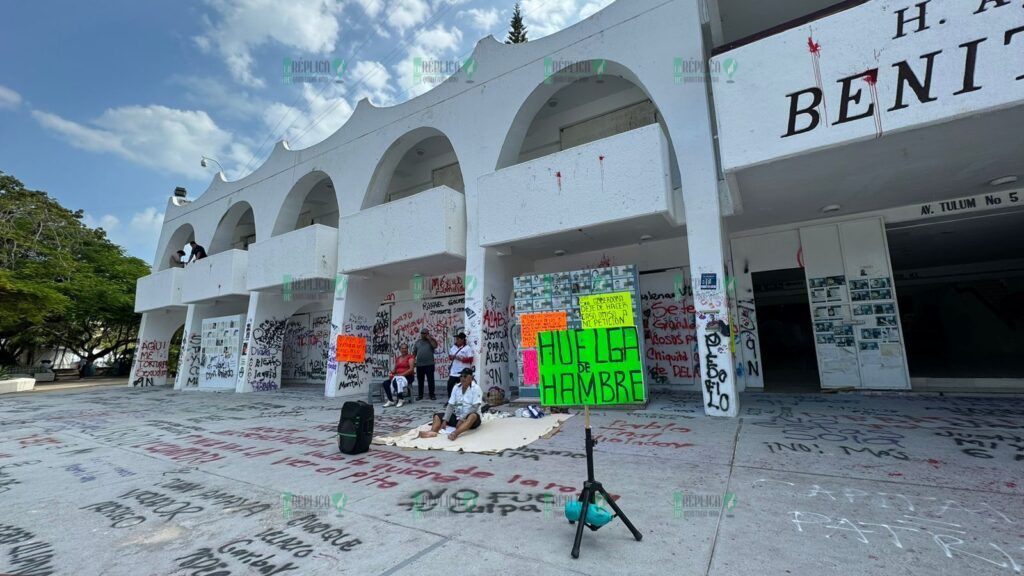 Inicia taxista huelga de hambre afuera del Palacio Municipal de Cancún