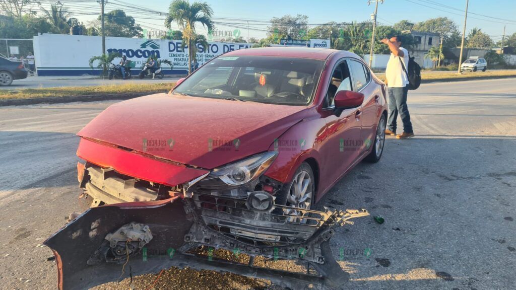 Deja tres lesionados, entre ellos dos menores, choque entre dos autos en Cancún