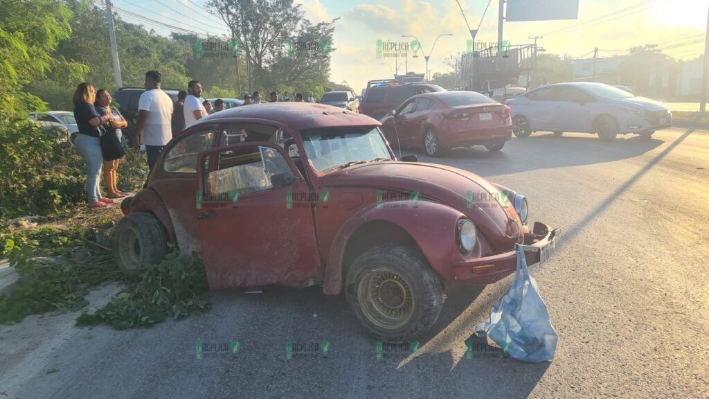 Deja tres lesionados, entre ellos dos menores, choque entre dos autos en Cancún