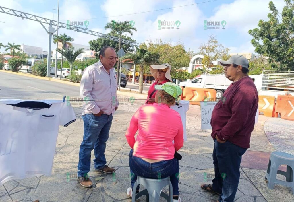 Levanta taxista plantón y huelga de hambre en Cancún, tras compromiso de pago de indemnización