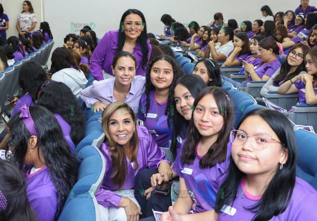 Atestiguan autoridades de Puerto Morelos la toma de protesta de las redes de mujeres jóvenes Faros de Luz