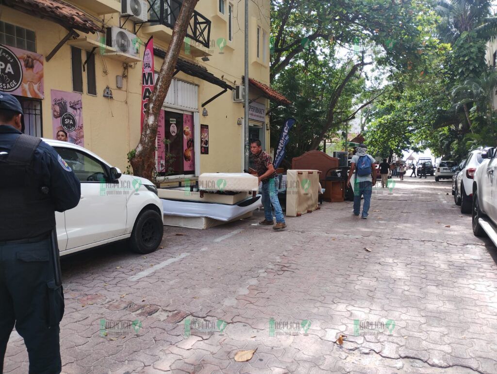 Desalojan a turistas de condominio Blue Palmas, en plena zona turística de Playa del Carmen