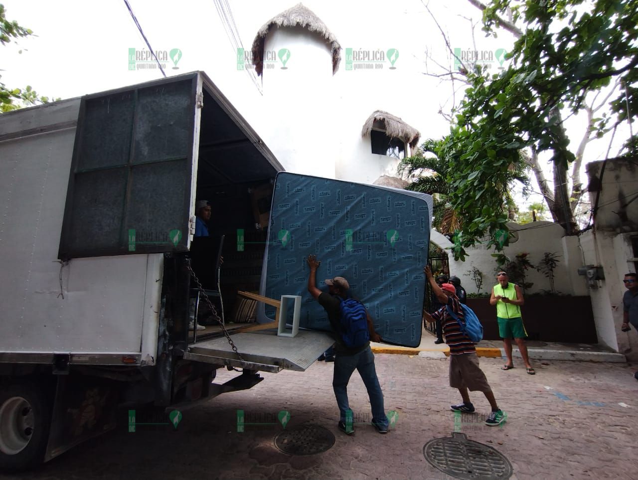 Desalojan a turistas de condominio Blue Palmas, en plena zona turística de Playa del Carmen