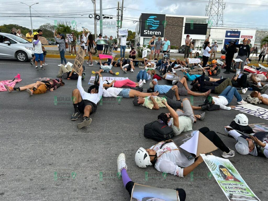 Bloquean ambientalistas la carretera federal en Playa del Carmen